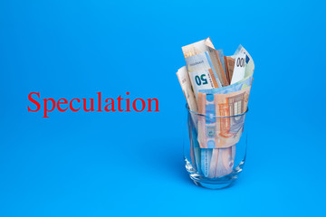 Dinero en efectivo, billetes de euros sacados del Banco central Europeo. El dinero es la base de la...