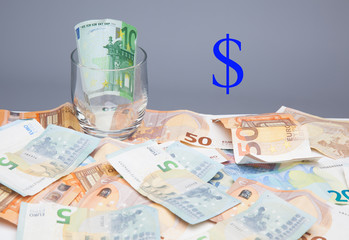 Dinero en efectivo, billetes de euros sacados del Banco central Europeo. El dinero es la base de la economía capitalista, los bancos lo dejan a un cierto tipo de interés, las empresas pagan a sus prov