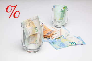 Billetes de 50 euros, de 20 euros, de 5 euros, de 100 euros, dinero necesario para ir al mercado y comprar cosas cotidianas, dinero para hacer negocios, dinero para la empresa, los bancos, las hipotec