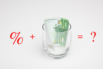 Billetes de 50 euros, de 20 euros, de 5 euros, de 100 euros, dinero necesario para ir al mercado y...