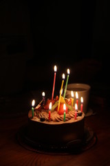 ロウソクの灯ったお誕生日ケーキ
