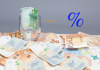 Billetes de 50 euros, de 20 euros, de 5 euros, de 100 euros, dinero necesario para ir al mercado y...