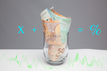 Billetes de 50 euros, de 20 euros, de 5 euros, de 100 euros, dinero necesario para ir al mercado y...