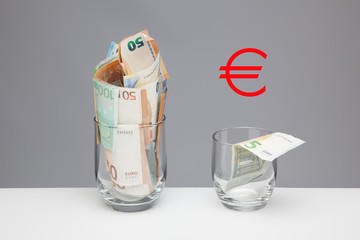Billetes de 50 euros, de 20 euros, de 5 euros, de 100 euros, dinero necesario para ir al mercado y...