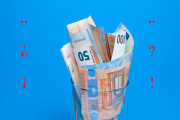 Billetes de 50 euros, de 20 euros, de 5 euros, de 100 euros, dinero necesario para ir al mercado y...