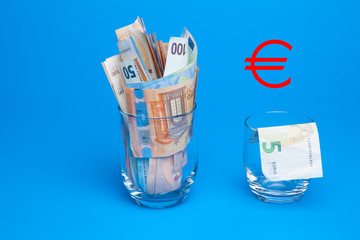 Billetes de 50 euros, de 20 euros, de 5 euros, de 100 euros, dinero necesario para ir al mercado y...