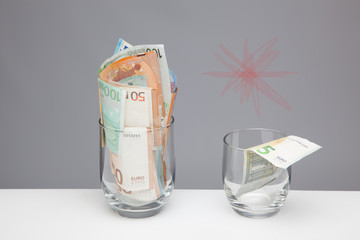 Billetes de 50 euros, de 20 euros, de 5 euros, de 100 euros, dinero necesario para ir al mercado y...