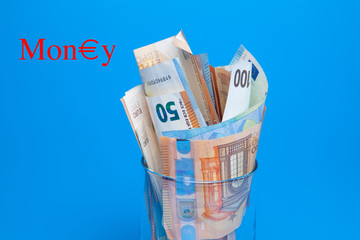 Billetes de 50 euros, de 20 euros, de 5 euros, de 100 euros, dinero necesario para ir al mercado y...