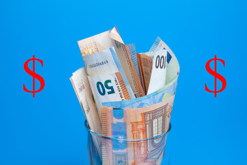 Billetes de 50 euros, de 20 euros, de 5 euros, de 100 euros, dinero necesario para ir al mercado y...