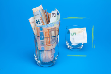 Billetes de 50 euros, de 20 euros, de 5 euros, de 100 euros, dinero necesario para ir al mercado y...