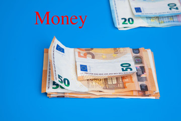Billetes de 50 euros, de 20 euros, de 5 euros, de 100 euros, dinero necesario para ir al mercado y...