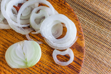Cebollas picadas sobre tabla de madera