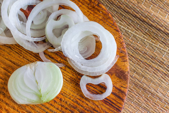 Cebollas picadas sobre tabla de madera