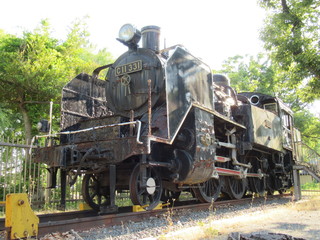 Naklejka premium 初夏の夕刻、公園の片隅に置かれた機関車