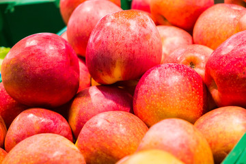 Fototapeta na wymiar delicious juicy apples on the supermarket counter