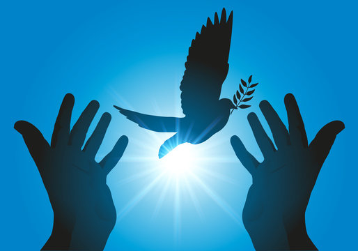 Concept de la paix et de liberté avec deux mains tendues, relâchant un vol de colombes dans le ciel au soleil couchant.