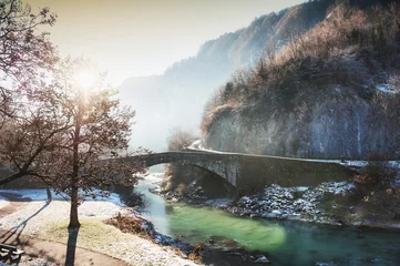 Rollo Nach Farbe Nebliger frostiger Morgen im Dorf Cluses, Rhone-Alpes, Frankreich. Schöne Winterlandschaft