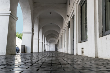 Trade rows, ceiling and aisles are made in the form of arches, the floor is lined with stone. Kostroma.