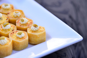 bread with cheese and olives, brazilian snacks