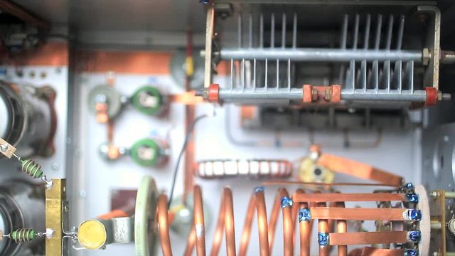 Tuning vacuum tubes shortwave power amplifier inside view