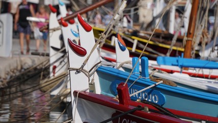 Boote in Sanary sur mer mit Farben, Vordergrund scharf, sch&ouml;n und farbenfroh