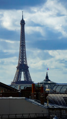 Fototapeta na wymiar Eiffelturm hochkankt, Sicht von Galaries Lafayette