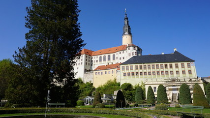 Fototapeta premium Schloss Weesenstein am Tag, menschenleer, Garten im Vordergrund, gestochen scharf