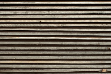 Obraz premium Many wooden boards are in the column. The wooden boards are dried out in the open air
