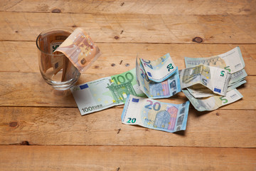 Billetes de 50 euros, de 20 euros, de 5 euros, de 100 euros, dinero necesario para ir al mercado y...