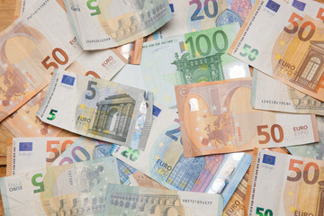 Billetes de 50 euros, de 20 euros, de 5 euros, de 100 euros, dinero necesario para ir al mercado y...