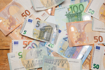 Billetes de 50 euros, de 20 euros, de 5 euros, de 100 euros, dinero necesario para ir al mercado y comprar cosas cotidianas, dinero para hacer negocios, dinero para la empresa, los bancos, las hipotec