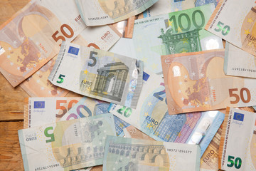 Billetes de 50 euros, de 20 euros, de 5 euros, de 100 euros, dinero necesario para ir al mercado y...