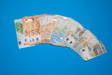 Billetes de 50 euros, de 20 euros, de 5 euros, de 100 euros, dinero necesario para ir al mercado y...