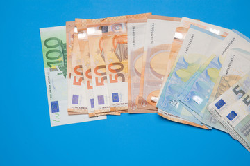 Billetes de 50 euros, de 20 euros, de 5 euros, de 100 euros, dinero necesario para ir al mercado y...