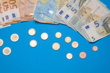 Billetes de 50 euros, de 20 euros, de 5 euros, de 100 euros, dinero necesario para ir al mercado y...