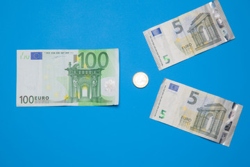 Billetes de 50 euros, de 20 euros, de 5 euros, de 100 euros, dinero necesario para ir al mercado y...