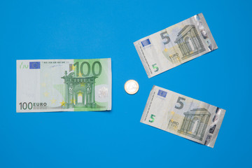 Billetes de 50 euros, de 20 euros, de 5 euros, de 100 euros, dinero necesario para ir al mercado y...