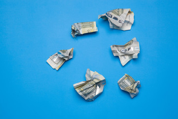 Billetes de dinero arrugado, billetes de cinco euros. Dinero caducado