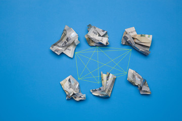 Billetes de dinero arrugado, billetes de cinco euros. Dinero caducado