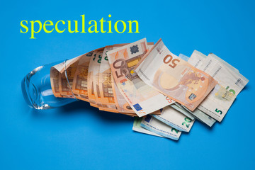 Billetes de 50 euros, de 20 euros, de 5 euros, de 100 euros, dinero necesario para ir al mercado y...