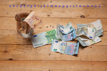 Billetes de 50 euros, de 20 euros, de 5 euros, de 100 euros, dinero necesario para ir al mercado y...