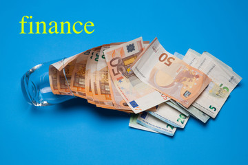 Billetes de 50 euros, de 20 euros, de 5 euros, de 100 euros, dinero necesario para ir al mercado y...