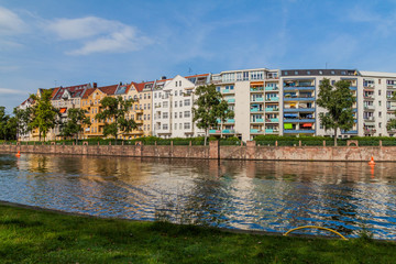 Obraz premium River Spree and Bonhoefferufer street buildings in Berlin, Germany