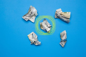 Billetes de dinero arrugado, billetes de cinco euros. Dinero caducado