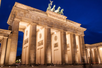 Obraz premium Dusk at the Brandenburger Tor (Brandenburg Gate) in Berlin, Germany