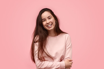 Obraz premium Laughing teenager with folded arms
