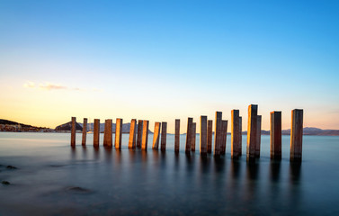 Betonpfeiler im Meer