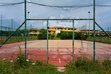 verwahrloster Sportplatz