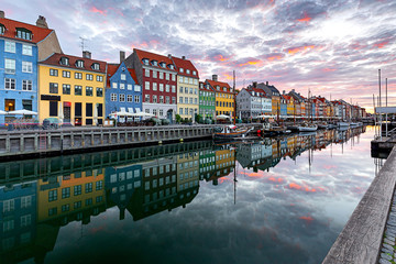 Fototapeta premium Copenhagen. Nyhavn Canal, colorful houses and city embankment at sunrise.