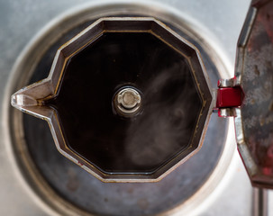 Obraz premium Moka brewing coffee. Top view.